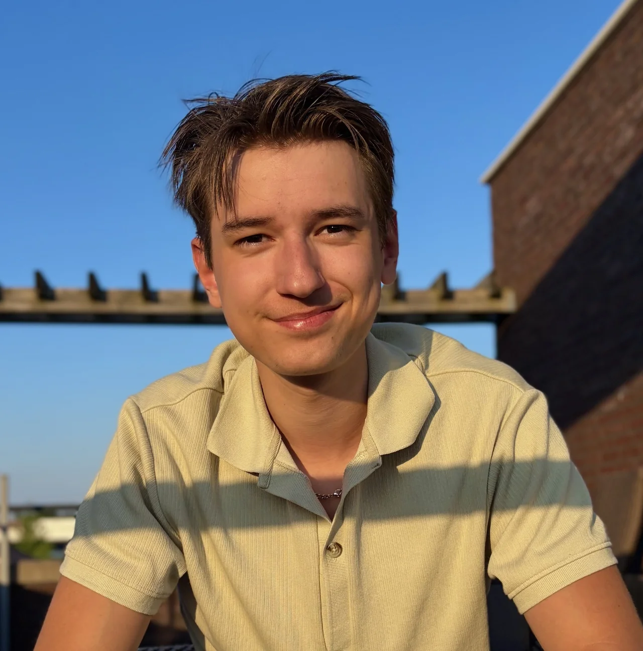 Sebas op een zonnig terras